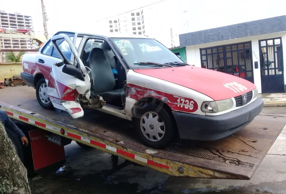 Abandonan con daños al taxi 1736 en Coatzacoalcos